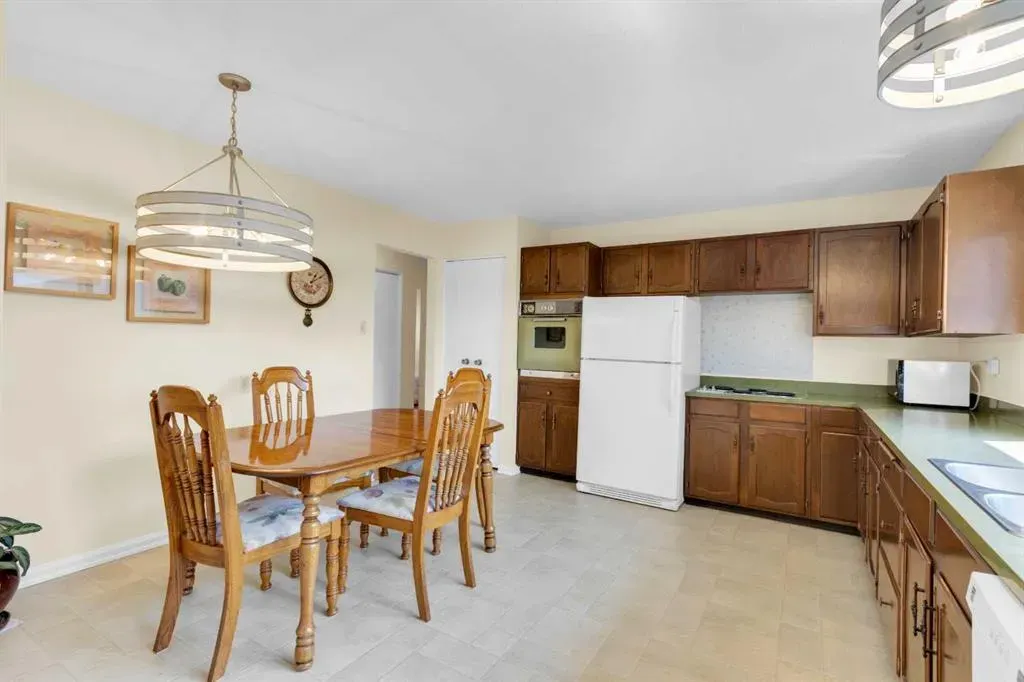 64 Lake Emerald Road SE