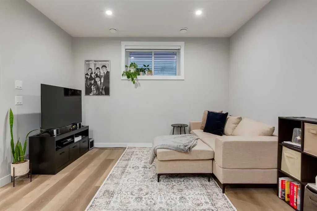 311 Livingston View NW