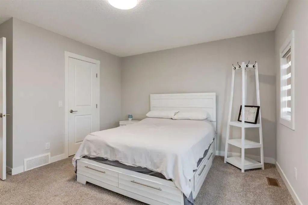 311 Livingston View NW