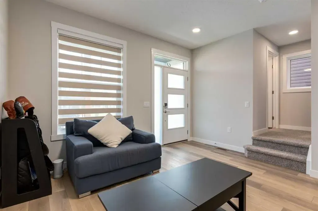 311 Livingston View NW