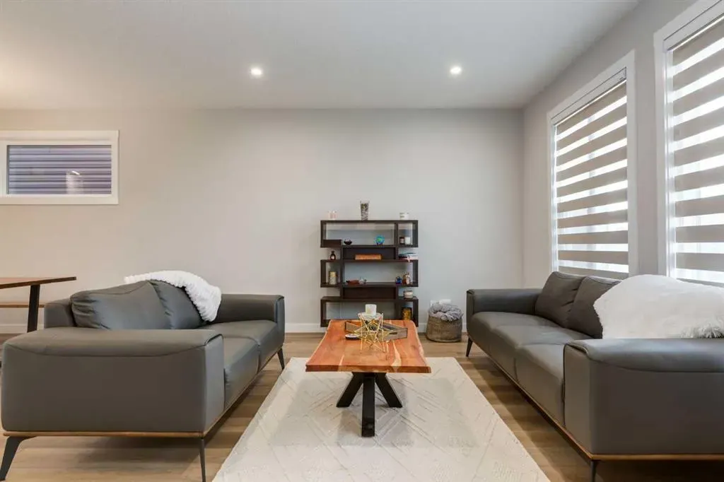 311 Livingston View NW