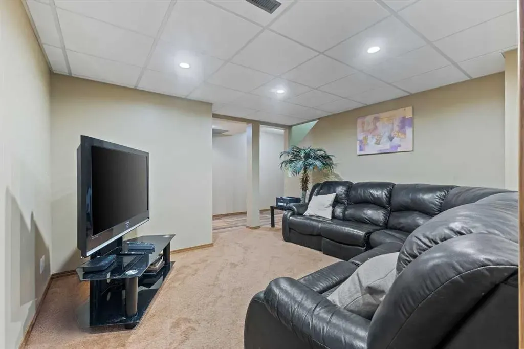 933 Applewood Drive SE