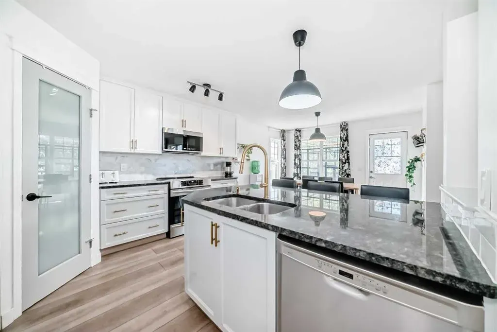 332 Ranch Close