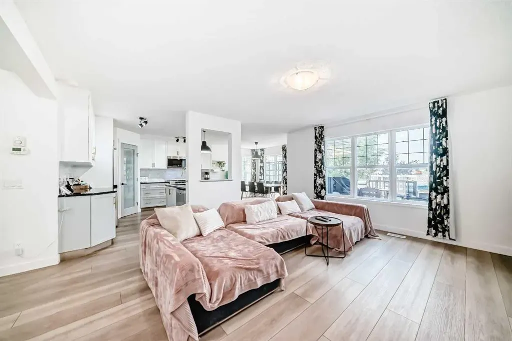 332 Ranch Close