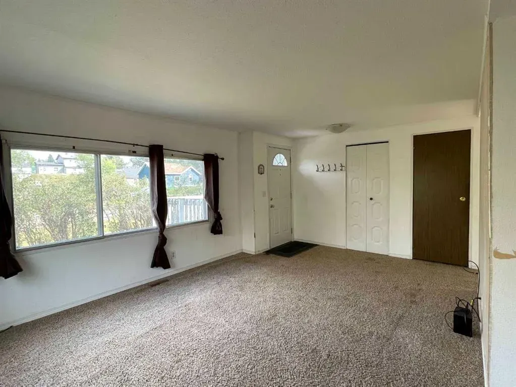 669 1 Street W