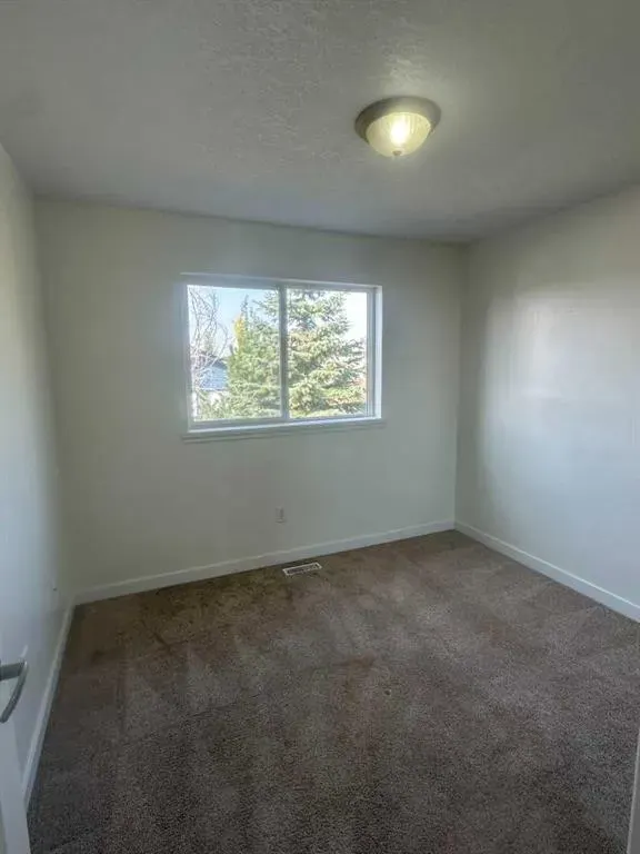 320 Tartan Circle W