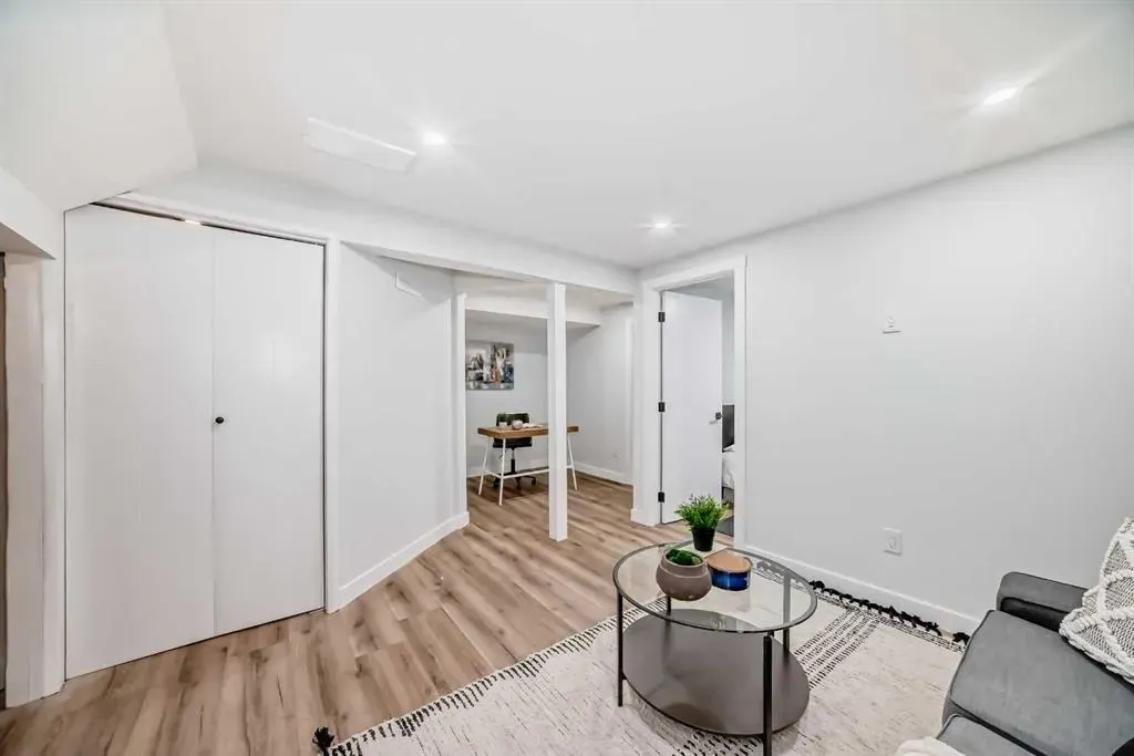 544 Blackthorn Road NE, #404