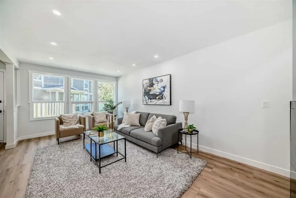 544 Blackthorn Road NE, #404