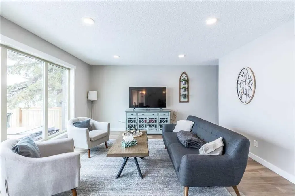33 Lakeshore Drive
