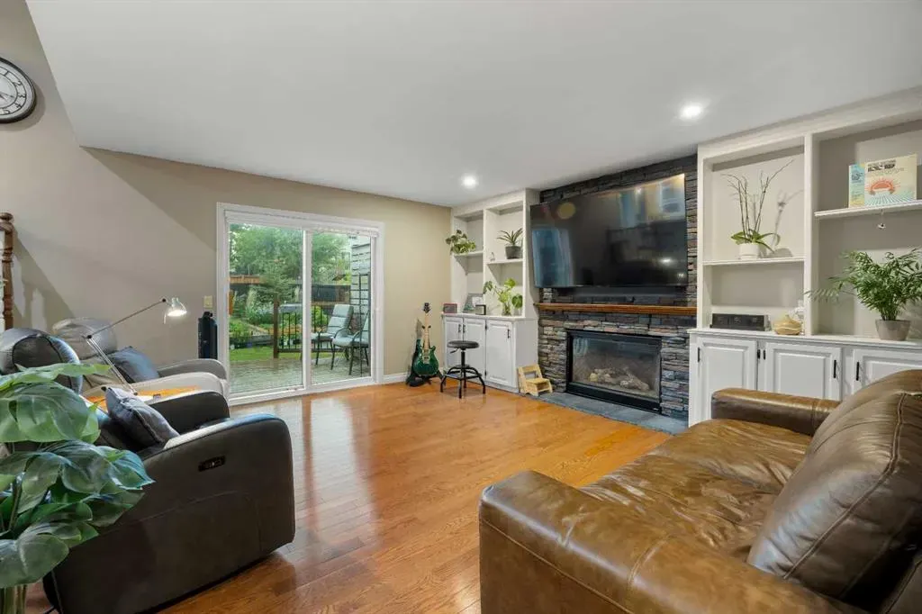 182 Scenic Glen Close NW