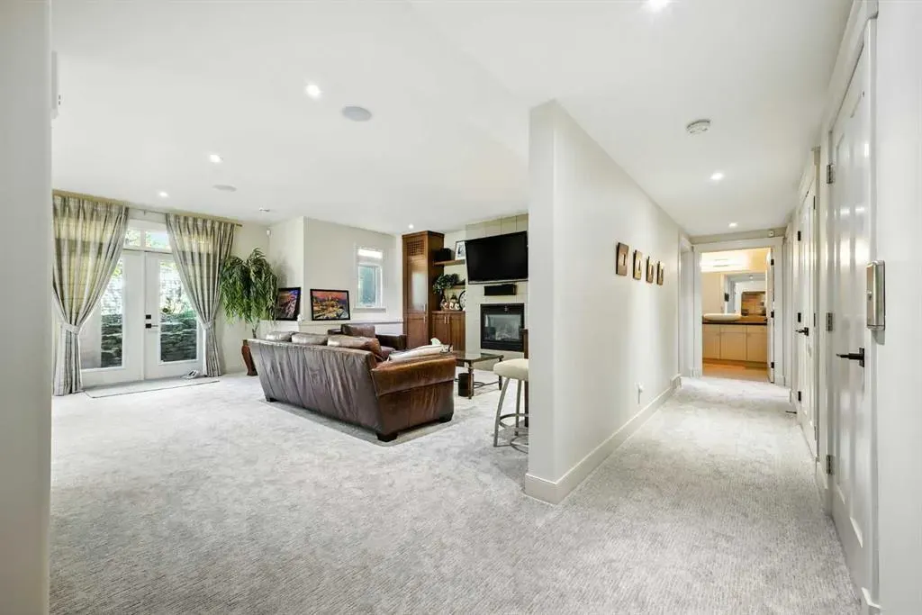 16 Spring Valley Lane SW