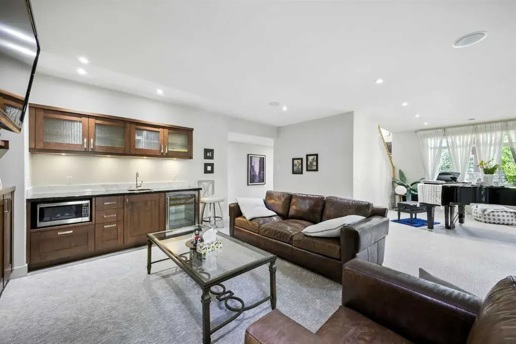 16 Spring Valley Lane SW