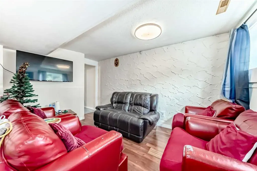 203 Penbrooke Close SE
