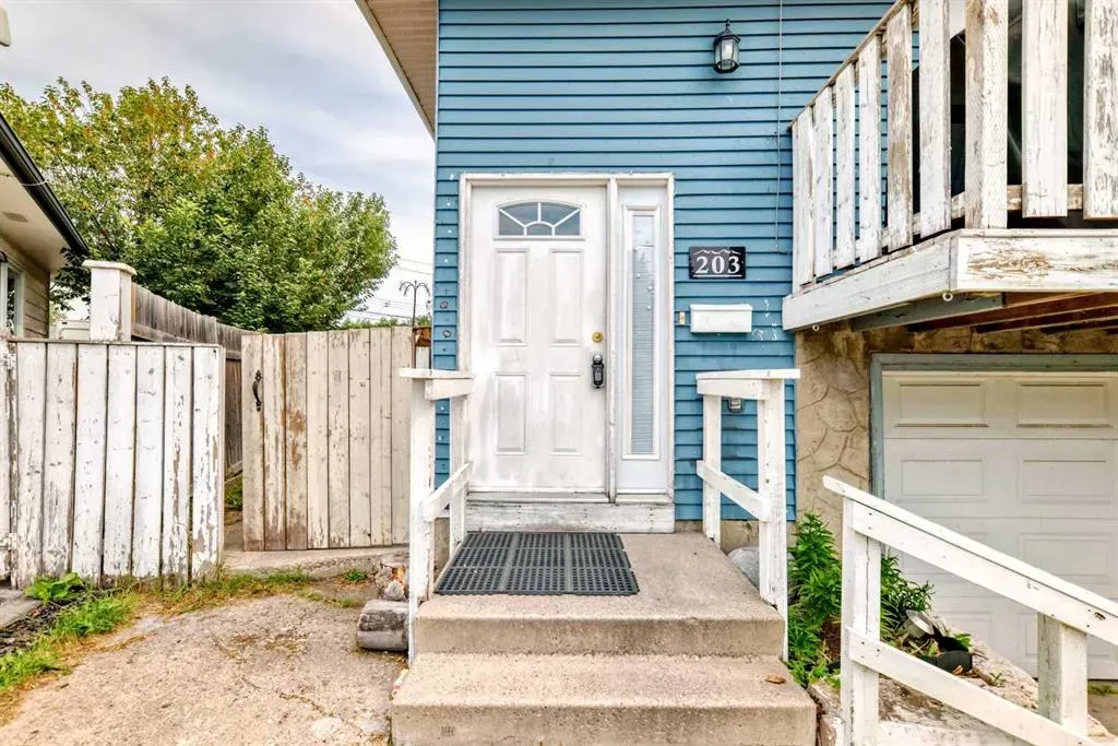 203 Penbrooke Close SE