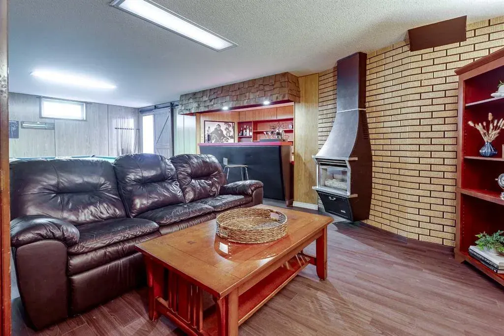 6 Standish Close