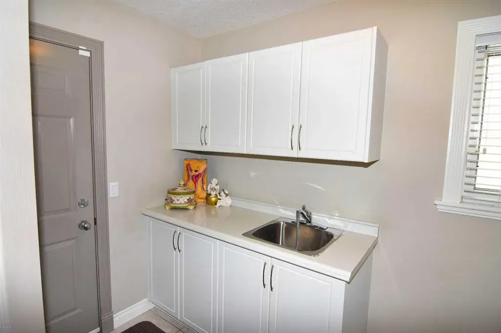 148 Scenic View Close NW