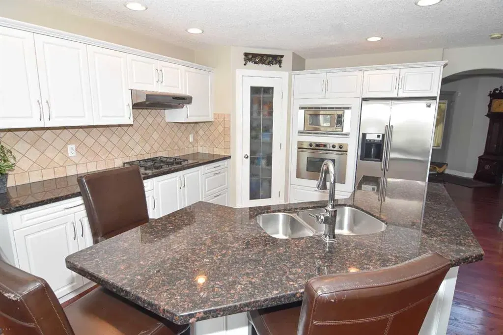 148 Scenic View Close NW