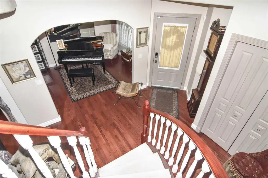 148 Scenic View Close NW