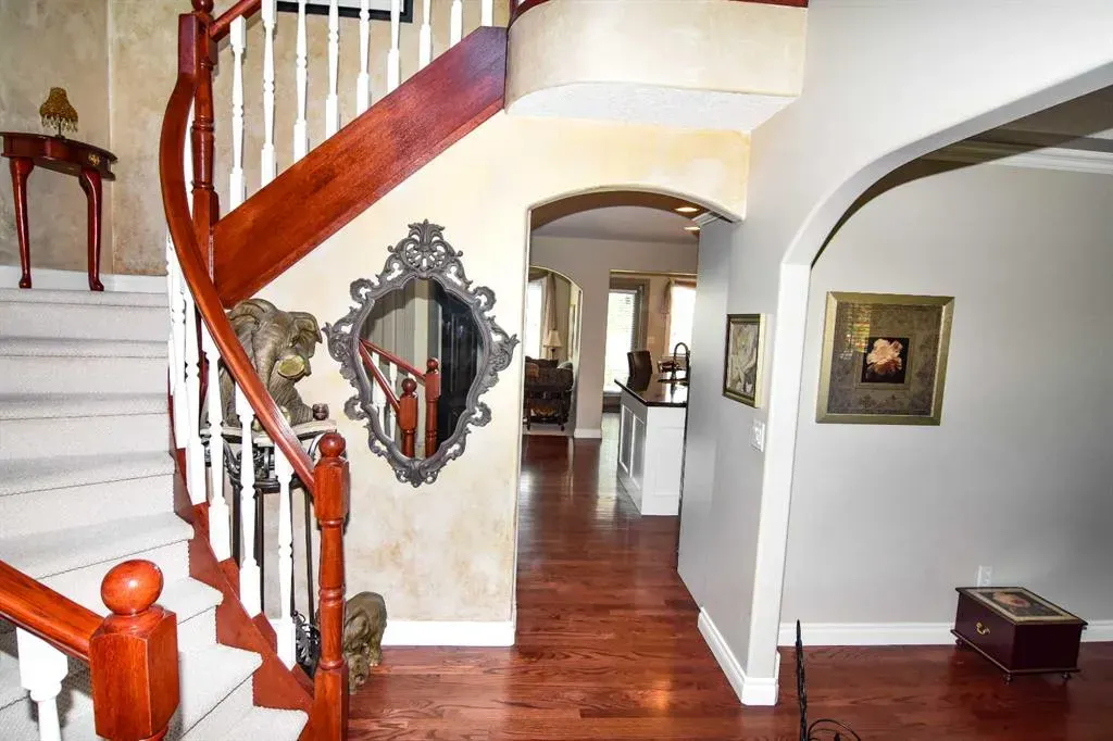 148 Scenic View Close NW