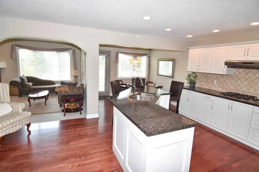 148 Scenic View Close NW