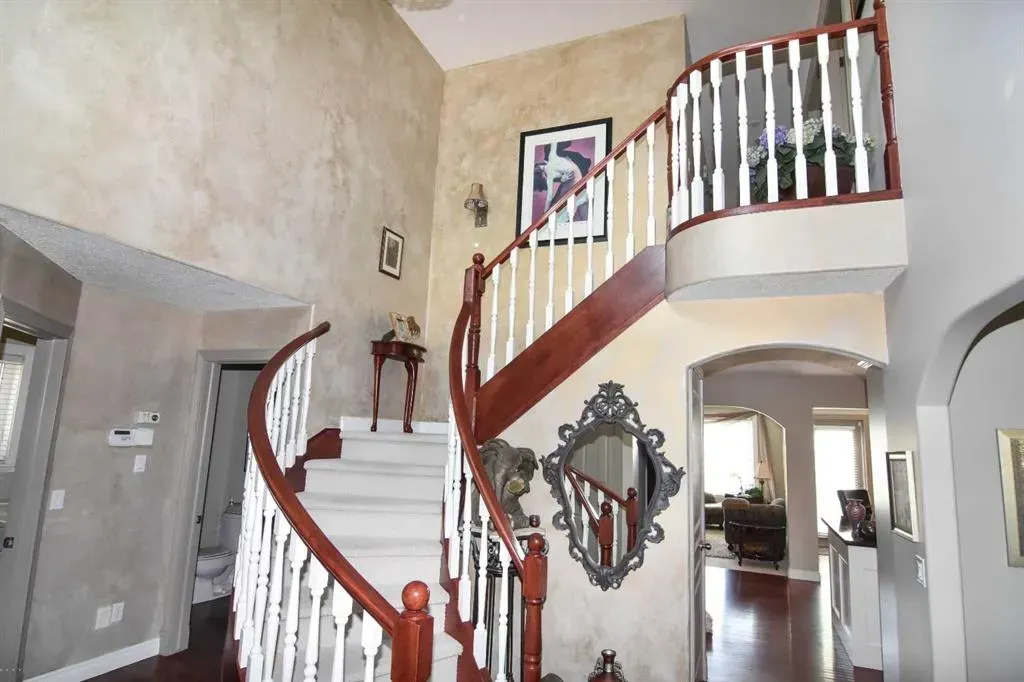 148 Scenic View Close NW