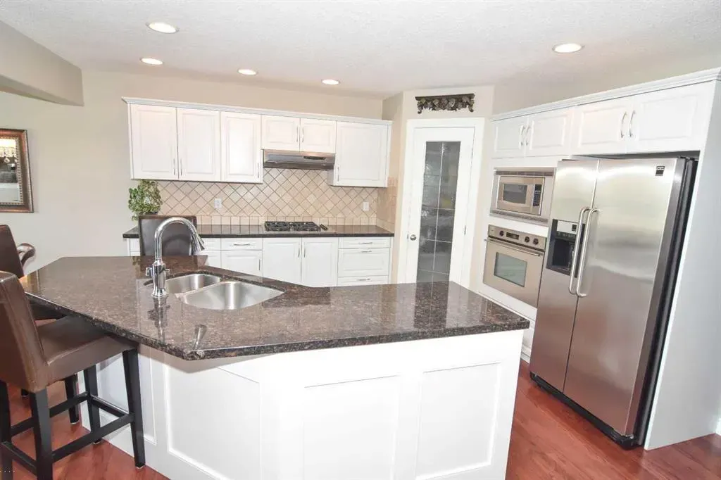 148 Scenic View Close NW