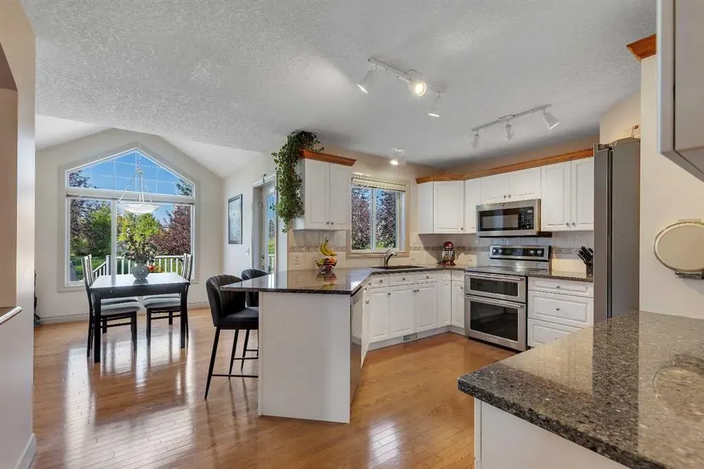 162 Harvest Grove Close NE