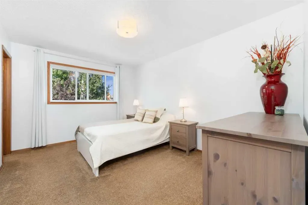 15 Deer Bay SE