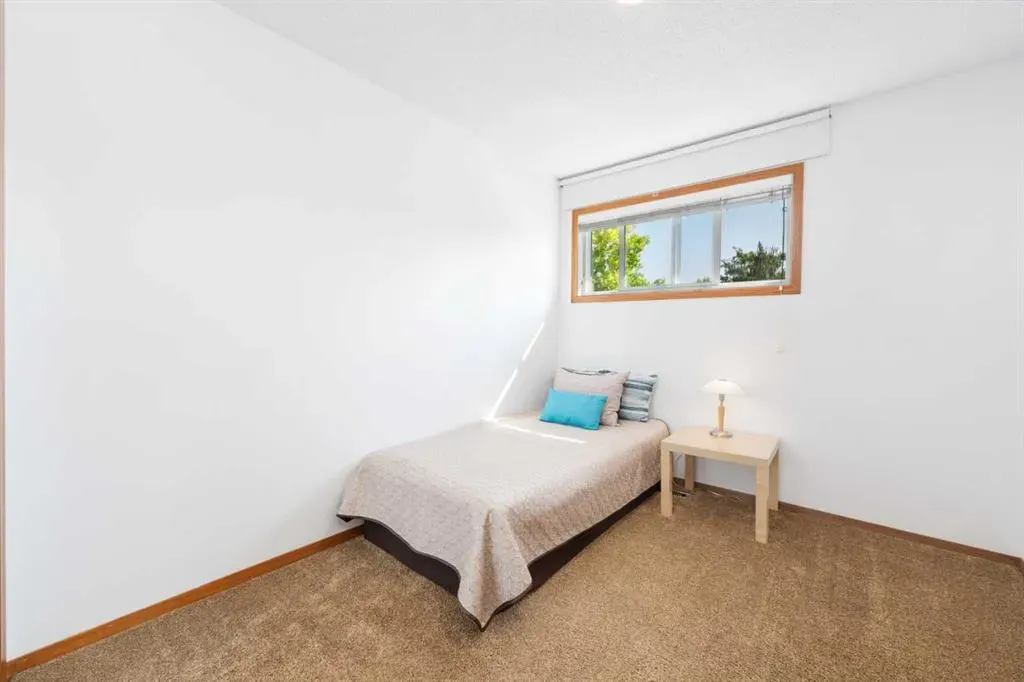15 Deer Bay SE