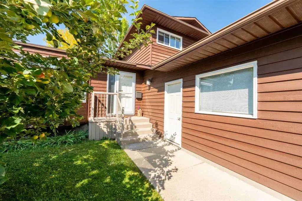 15 Deer Bay SE