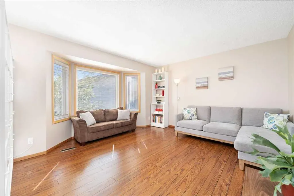 15 Deer Bay SE