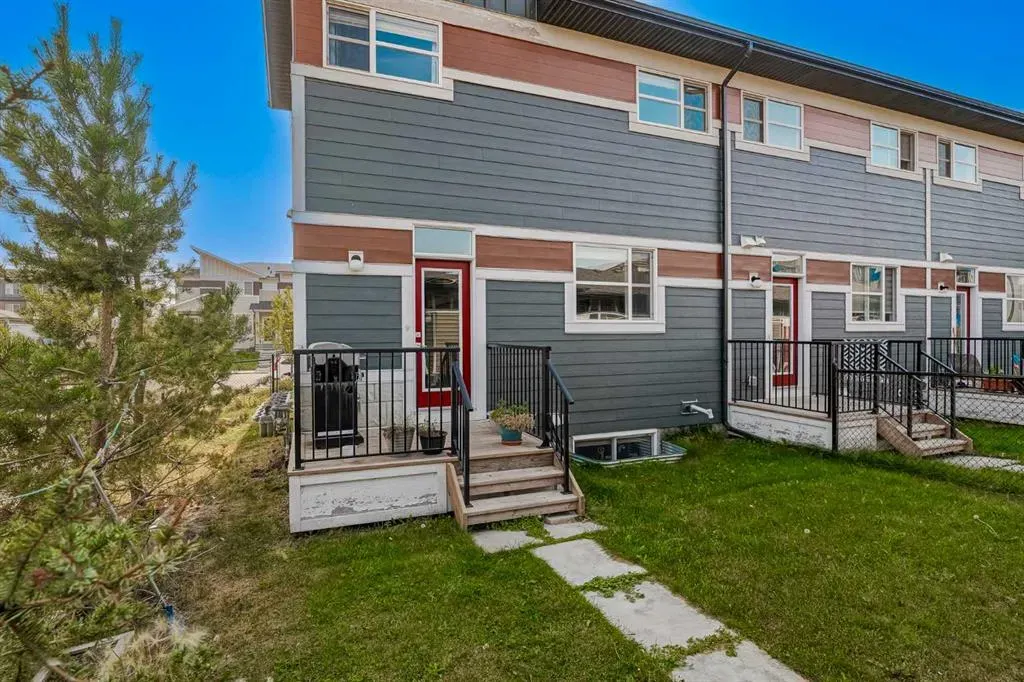 96 Skyview Parade NE