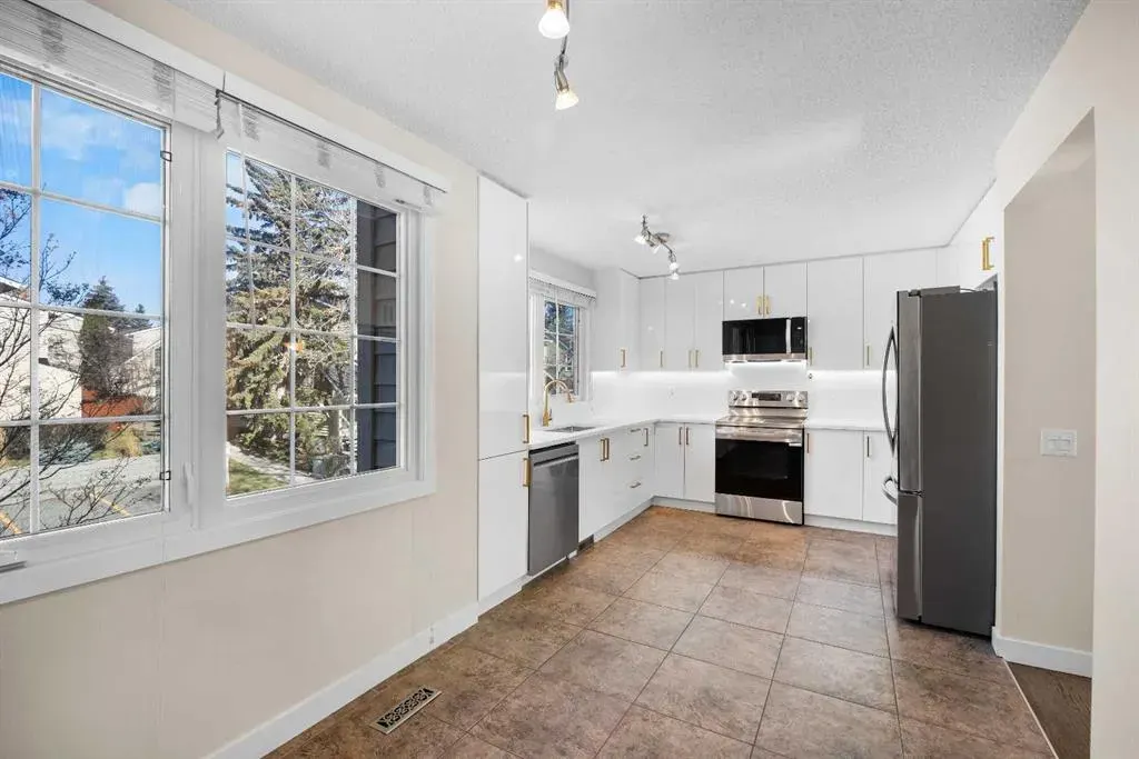 322 Point Mckay Gardens NW