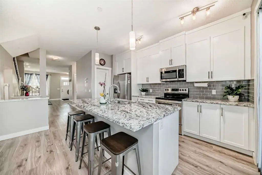 720 Livingston Hill NE