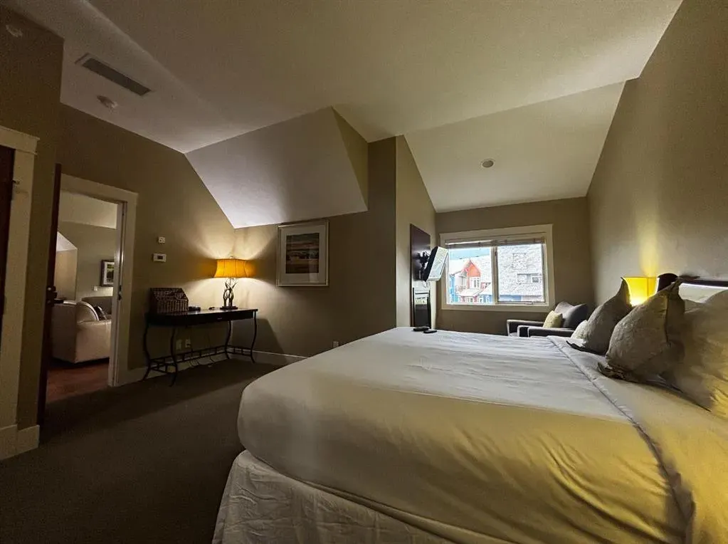 173 Kananaskis Way, #413J