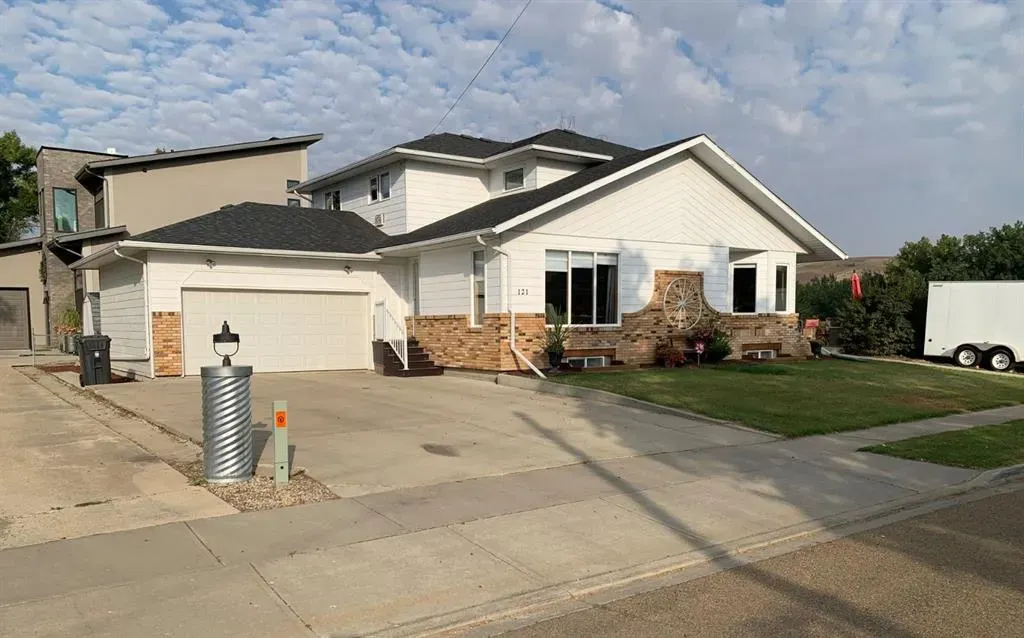 121 7 Street W