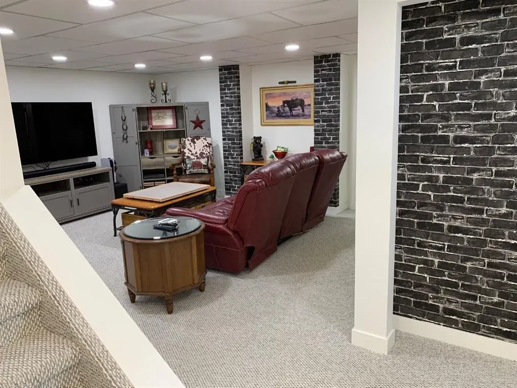 121 7 Street W