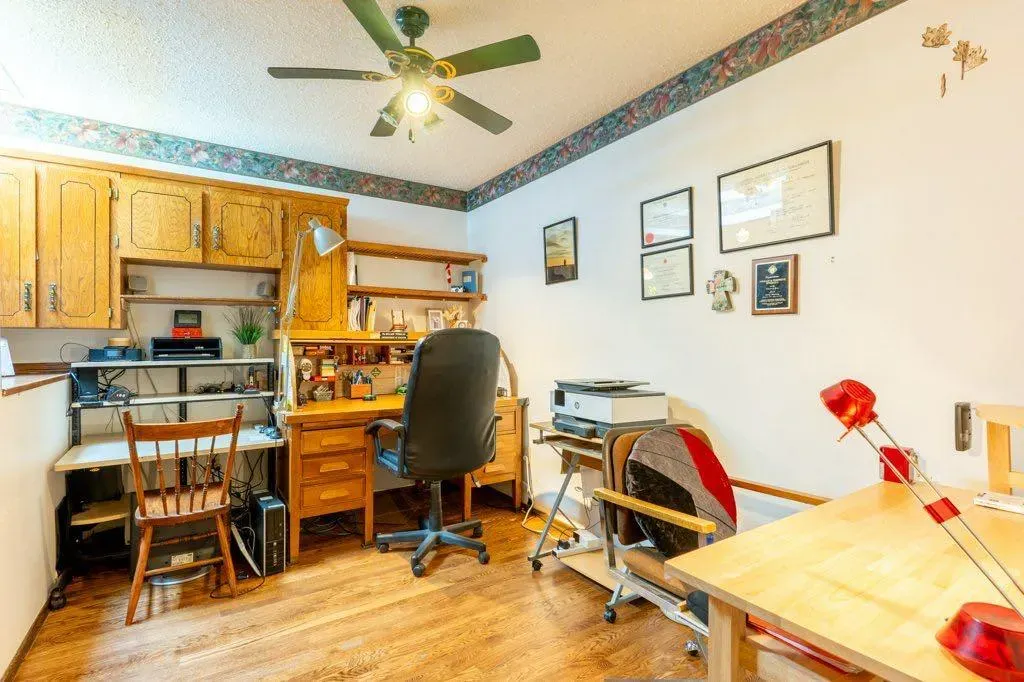 17 Iris Court SE