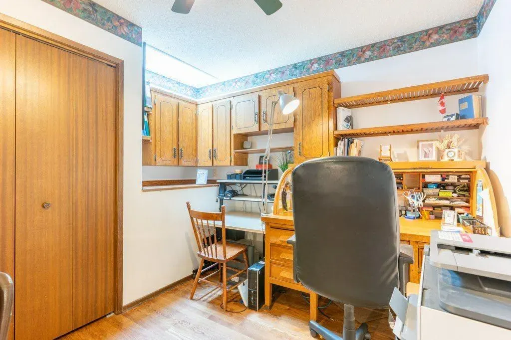 17 Iris Court SE