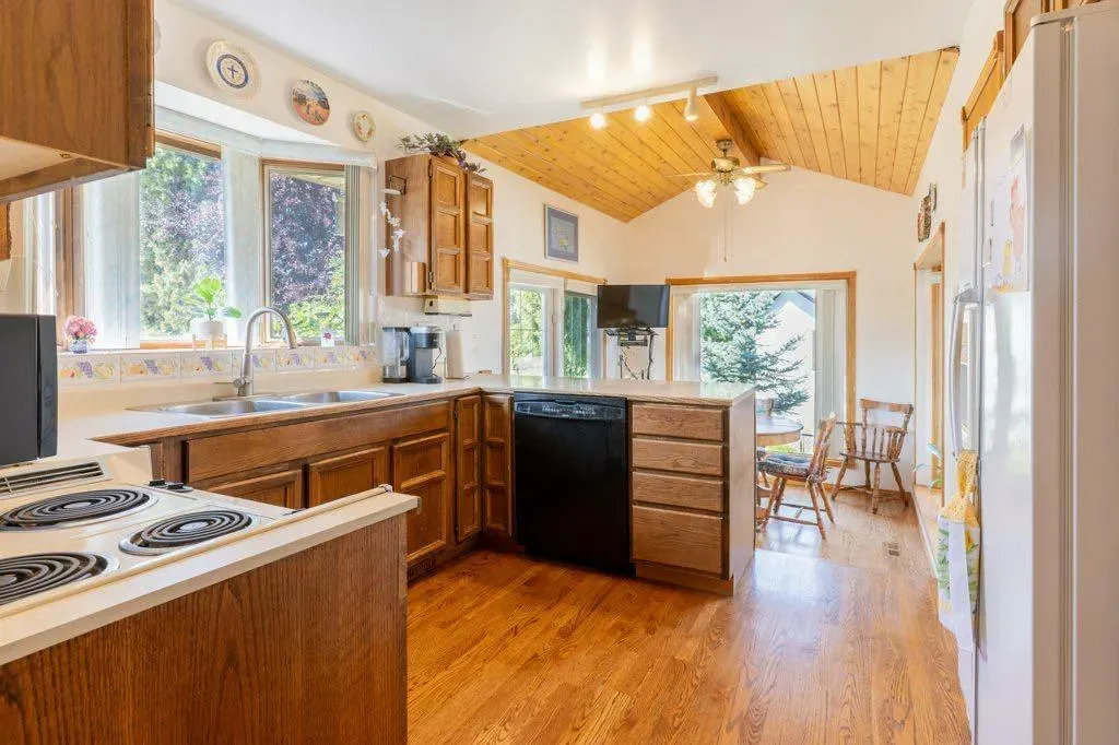 17 Iris Court SE
