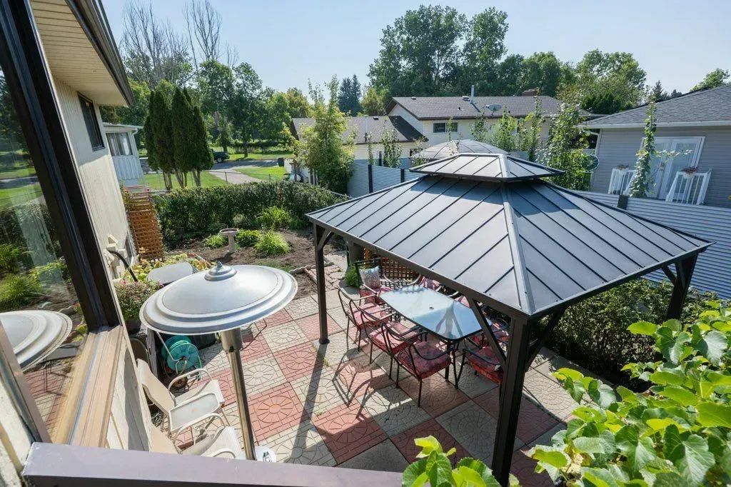 17 Iris Court SE