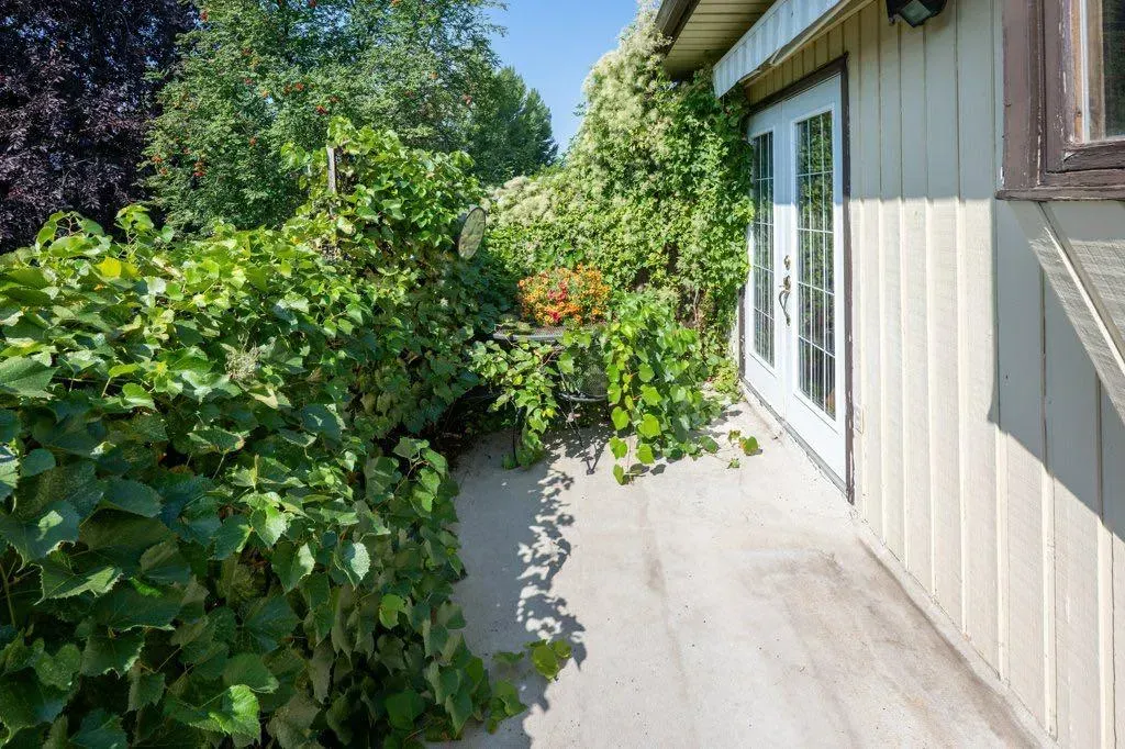 17 Iris Court SE