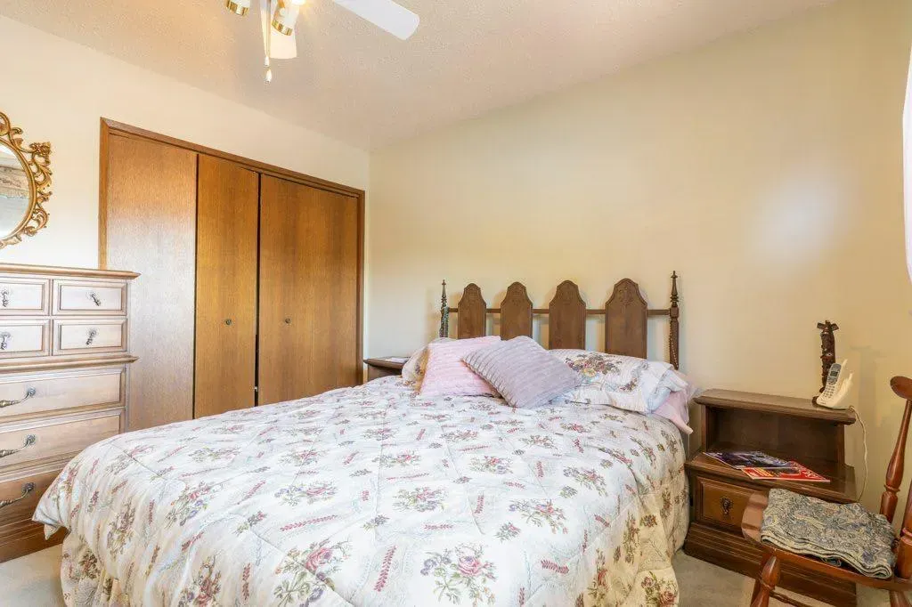 17 Iris Court SE