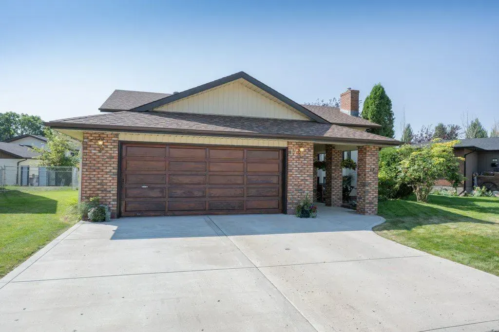 17 Iris Court SE