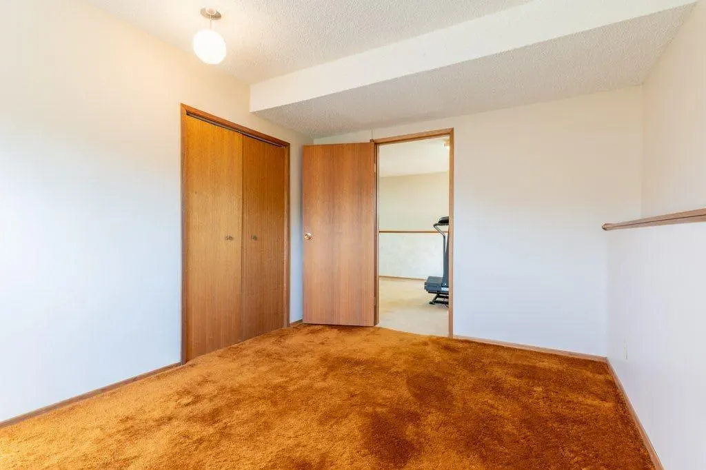 17 Iris Court SE