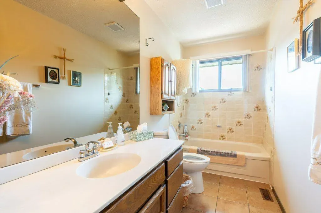 17 Iris Court SE