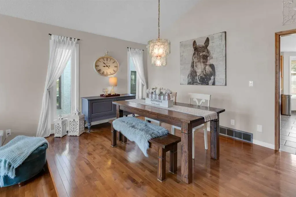 240 Woodbriar Place SW