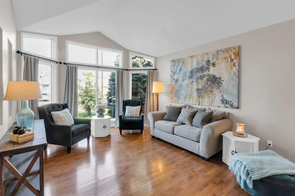 240 Woodbriar Place SW