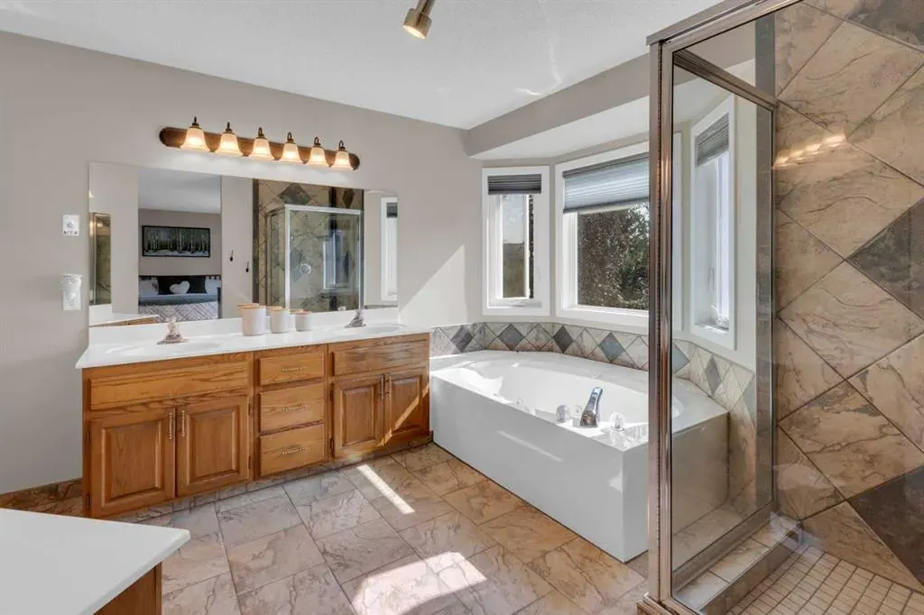 240 Woodbriar Place SW
