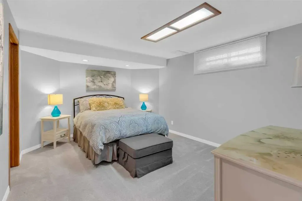 240 Woodbriar Place SW